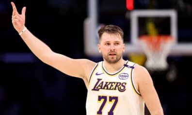 Dončičs ar cienījamu sniegumu aizved “Lakers” līdz uzvarai Losandželosas derbijā