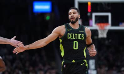 Novājināto komandu duelī “Celtics” bez Porziņģa pārliecinoši uzvar “76ers”