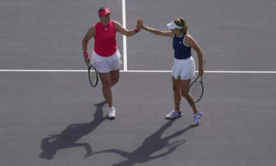 Aļona Ostapenko un Elena Peresa