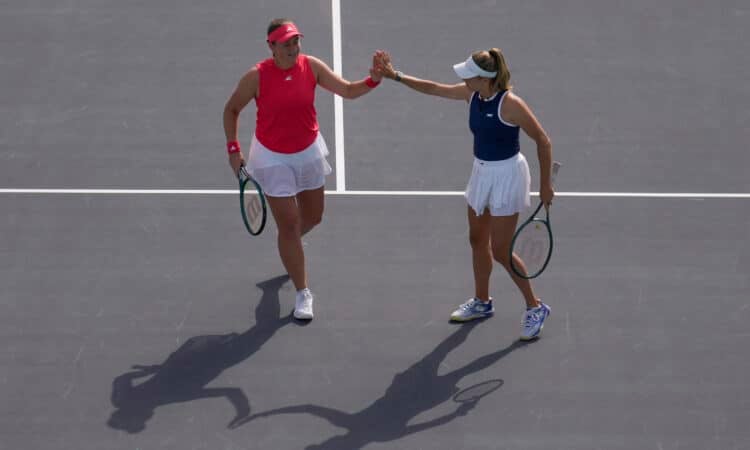 Aļona Ostapenko un Elena Peresa