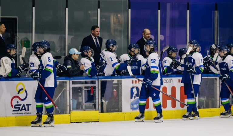 Normunds Sējējs uz Uzbekistānas U18 hokeja izlases soliņa