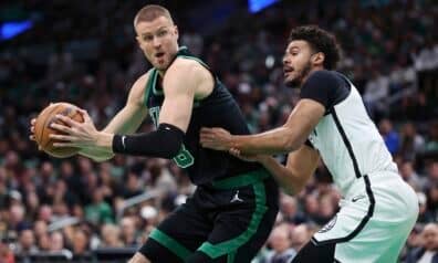 Izcilais Porziņģis citu “Celtics” spīdekļu prombūtnē aizved komandu līdz uzvarai
