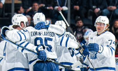 “Maple Leafs” izdara vien 17 metienus, bet svin uzvaru pār “Rangers”