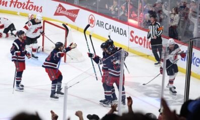 Bļugers atstāj komandu trijatā, “Canucks” zaudē NHL līderei