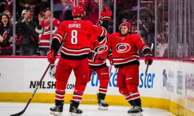 “Hurricanes” grauj “Capitals” un garantē vietu Stenlija kausa izcīņā