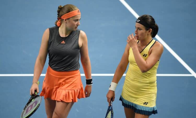 Aļona Ostapenko un Anastasija Sevastova