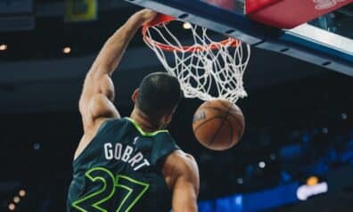 Gobērs turpina dominanci zem groziem, Adetokunbo vēl viens jaudīgs “triple-double”