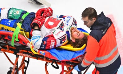 Pardubices kapteinis pret Freiberga komandu gūst bīstamu traumu, pametot laukumu uz nestuvēm