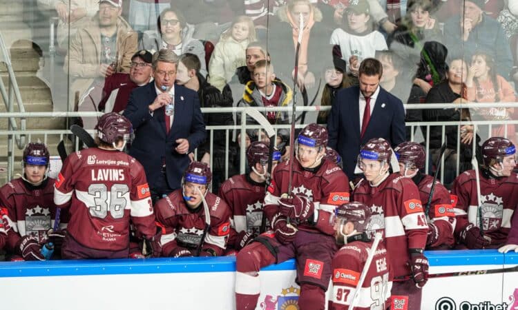 Harijs Vītoliņš un Lauris Dārziņš uz Latvijas izlases soliņa