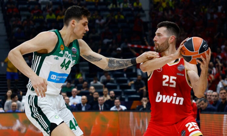 Konstantinos Mitoglu un Aleks Pīterss