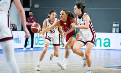 Latvijas un Ungārijas U18 basketbolistes