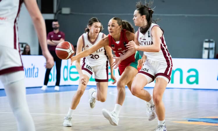 Latvijas un Ungārijas U18 basketbolistes