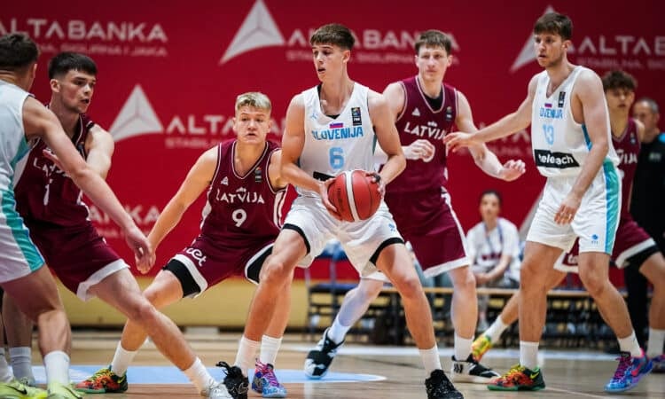 Latvijas un Slovēnijas U18 basketbolisti
