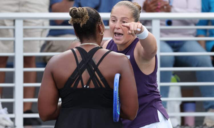 Aļona Ostapenko un Teilore Taunzenda