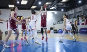 Latvijas un Turcijas U20 basketbolistes