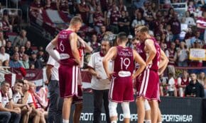 Luka Banki ar Latvijas izlases spēlētājiem