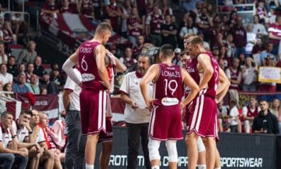 Luka Banki ar Latvijas izlases spēlētājiem