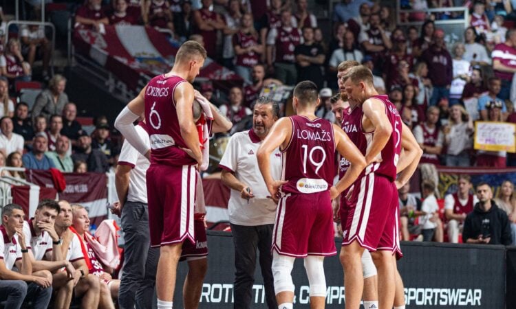 Luka Banki ar Latvijas izlases spēlētājiem