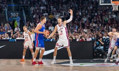 Pret Latviju 39 punktus guvušais Jokičs pēc spēles ignorē žurnālistus