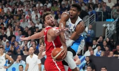 Alperens Šengins un Jannis Adetokunbo