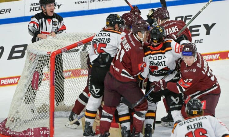 Latvijas un Vācijas izlases hokejisti