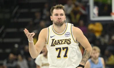 Dončičs atkal “ber sāli” Dalasas fanu “brūcēs”, Adetokunbo atgriešanās neglābj Milvoki