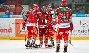 Rihards Bukarts un Miks Indrašis ar komandas biedriem