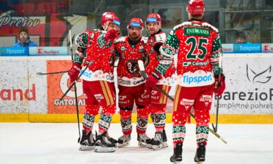 Rihards Bukarts un Miks Indrašis ar komandas biedriem