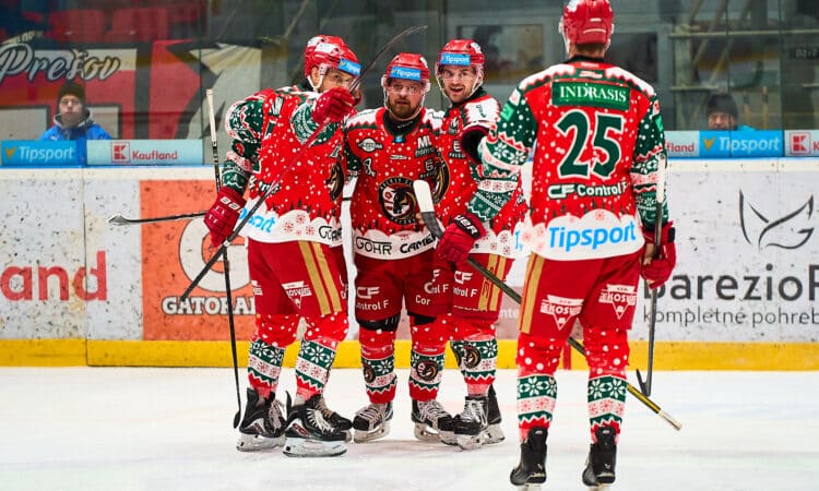 Rihards Bukarts un Miks Indrašis ar komandas biedriem