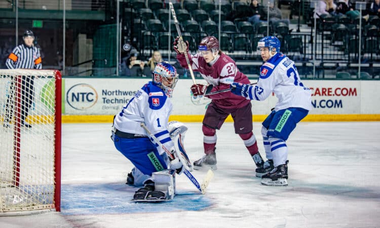 Slovākijas un Latvijas U20 hokejisti