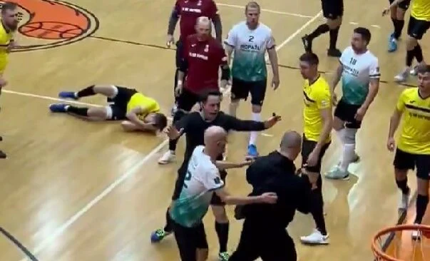 Kautiņš Rīgas čempionāta spēlē telpu futbolā