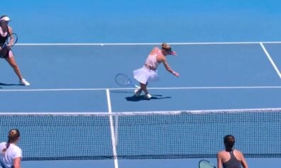 Laura Zīgemunda pēc Aļonas Ostapenko izdarītā sitiena