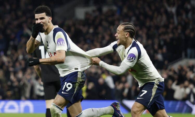 Dominiks Solanke un Čavi Simonss