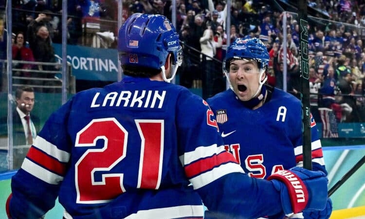 Dilans Larkins un Čārlijs Makavojs