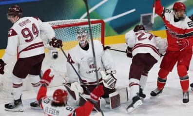 Latvijas un Dānijas izlases hokejisti