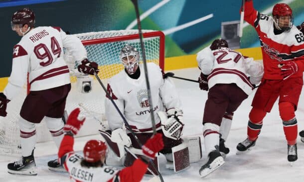 Latvijas un Dānijas izlases hokejisti