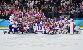 ASV hokeja izlase ar Džonija Gudro kreklu un viņa bērniem