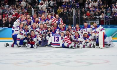 ASV hokeja izlase ar Džonija Gudro kreklu un viņa bērniem