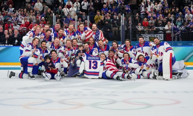 ASV hokeja izlase ar Džonija Gudro kreklu un viņa bērniem
