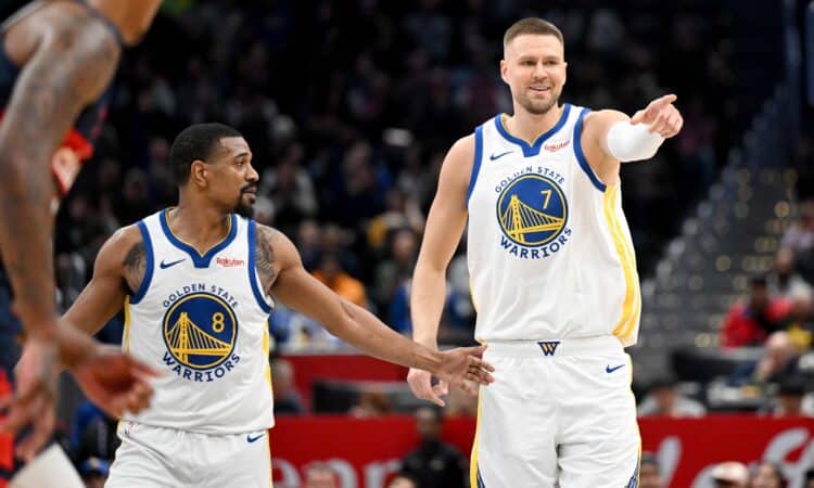 De'Entonijs Meltons un Kristaps Porziņģis