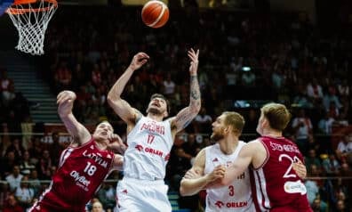 Latvijas un Polijas izlases basketbolisti