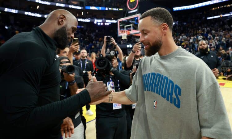 Lebrons Džeimss un Stefans Karijs