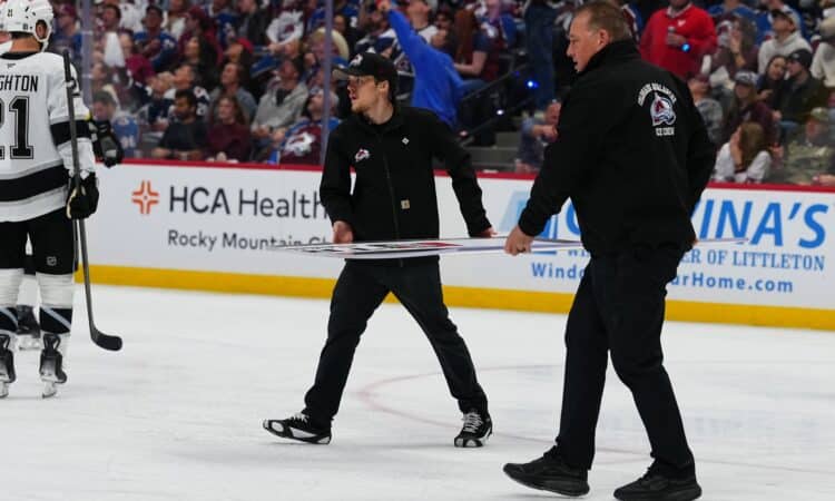 Avalanche arēnas darbinieki nes jauno stikla paneli