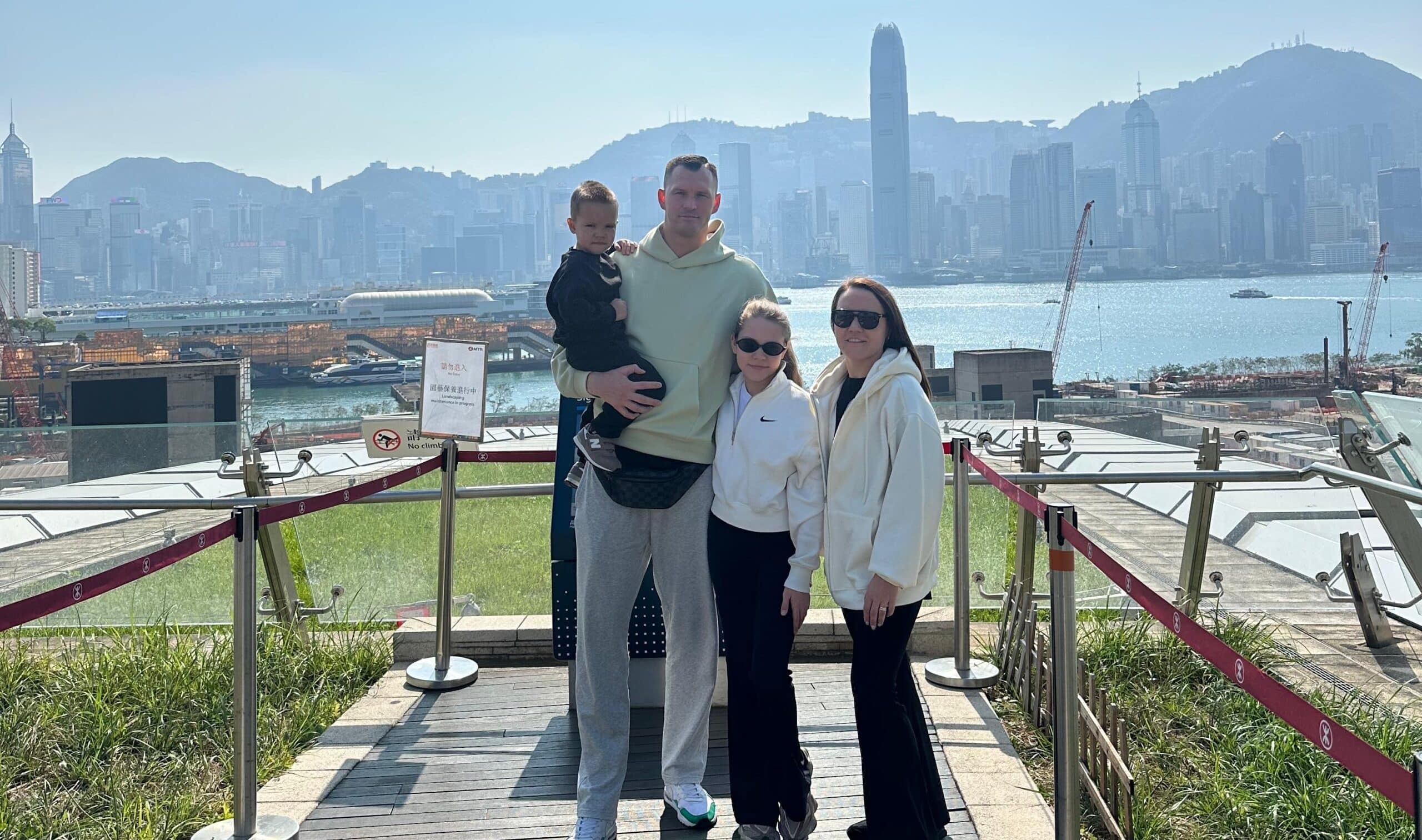 Krists Pīternieks ar ģimeni