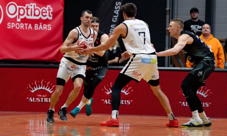 VALMIERA GLASS VIA un Tartu basketbolisti