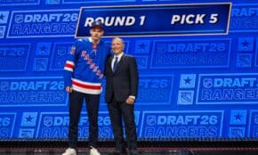 Alberts Šmits un NHL komisārs Gerijs Betmens