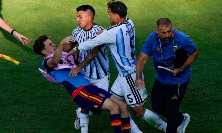 Gavi, Tjago Almada un Leandro Paredess