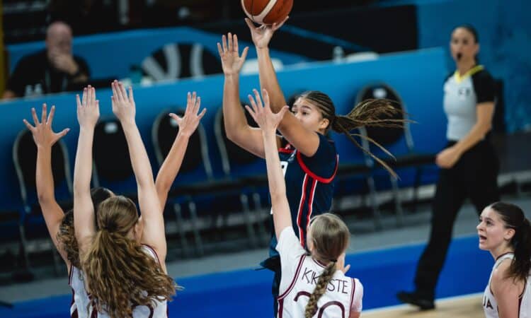 Latvijas un ASV U17 basketbolistes