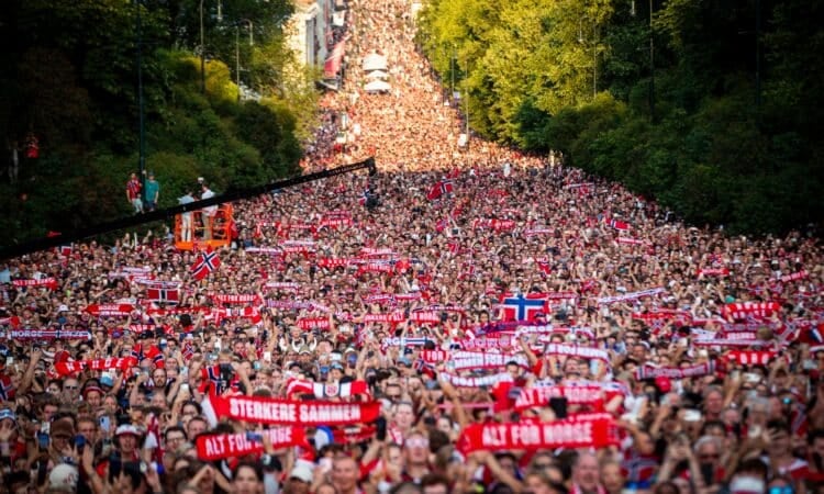 Fani sagaida Norvēģijas izlasi Oslo