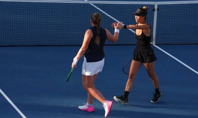 Aļona Ostapenko un Suveja Sje